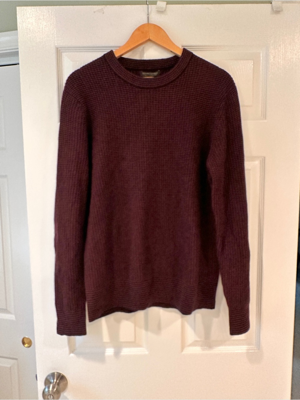 Banana Republic Men's Wool Crewneck Sweater in Burgundy size Medium